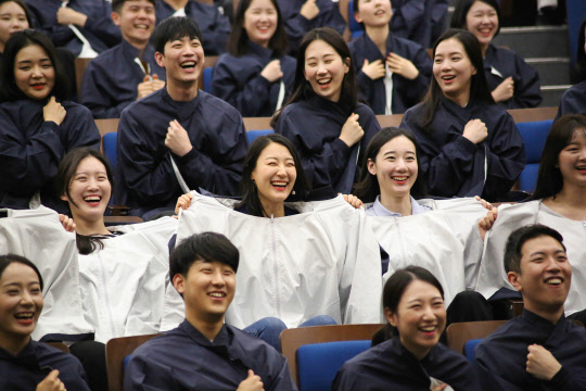 진에어 신입 객실승무원들이 연수원에서 교육과정을 소화하고 있는 모습. <진에어 제공>